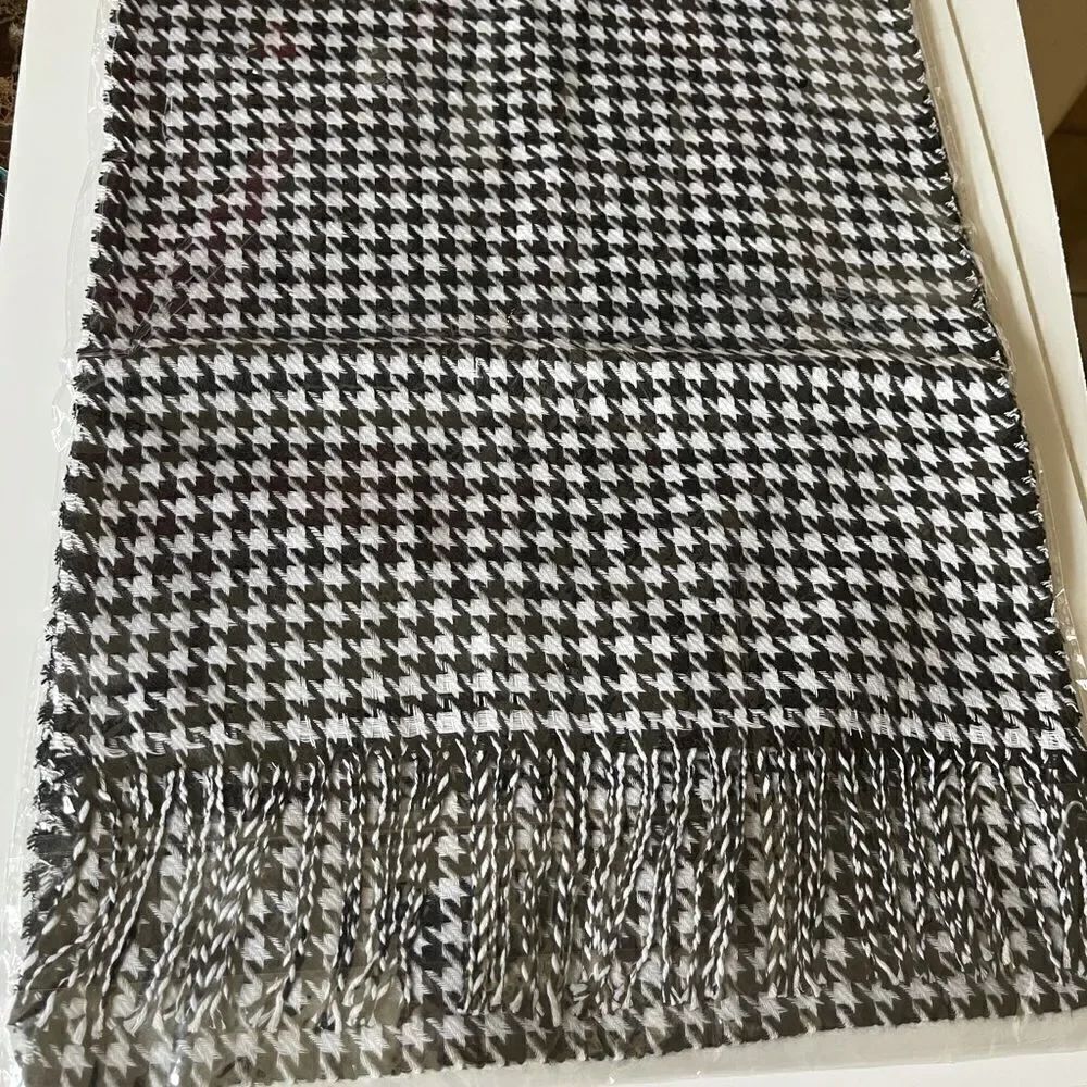 CLASSY HOUNDSTOOTH Scarf!  - Picture 5 of 7
